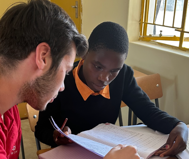 Lucas macht mit ejnem steps Schutzengelkind beim Hausaufgaben am Nachmittag
