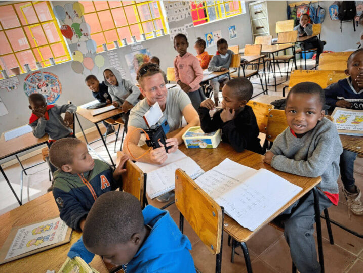SRF Filmemacher zu Besuch bei den Kindern in der Schule